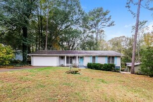 1027 Mandalay Ct SW in Lilburn, GA - Building Photo