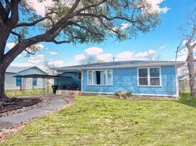 104 Riverside Dr in San Marcos, TX - Building Photo