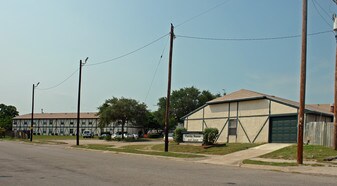 Castle Manor Apartments in Corpus Christi, TX - Building Photo