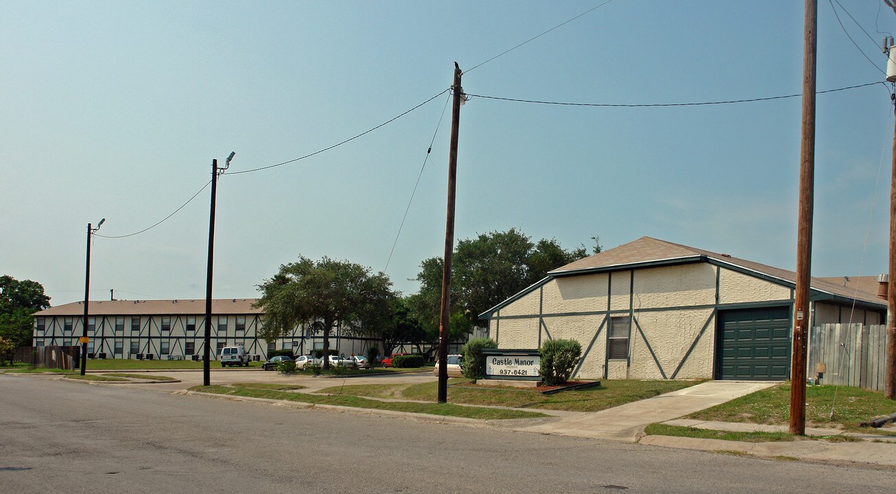 Castle Manor Apartments in Corpus Christi, TX - Building Photo