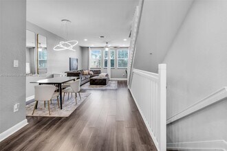 447 Corte Madera Ln in West Palm Beach, FL - Foto de edificio - Building Photo