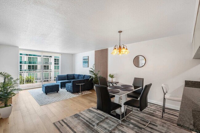 1 SE 12th St in Miami, FL - Foto de edificio - Building Photo