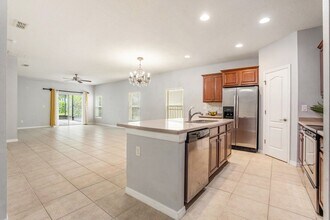 2803 Winglewood Cir in Lutz, FL - Building Photo - Building Photo