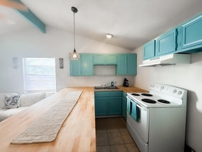 107 E Venus Ln in South Padre Island, TX - Foto de edificio - Building Photo