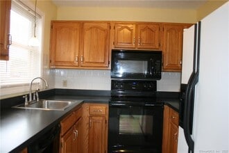 92 Commodore Commons Ct in Derby, CT - Building Photo - Building Photo