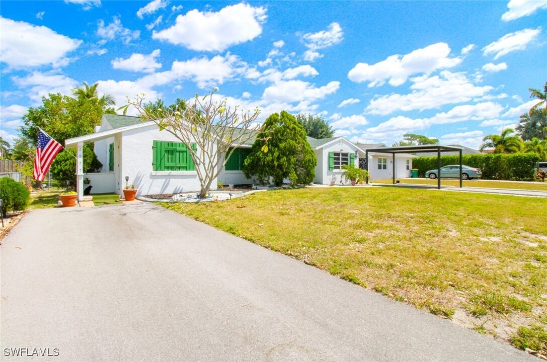 3577 Hibiscus Ave in Naples, FL - Building Photo