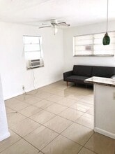 1046 Foster Rd in Hallandale Beach, FL - Foto de edificio - Building Photo