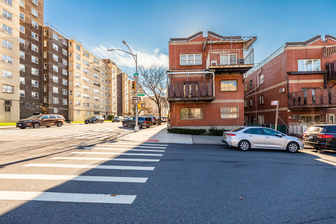 606 Wythe Ave in Brooklyn, NY - Building Photo