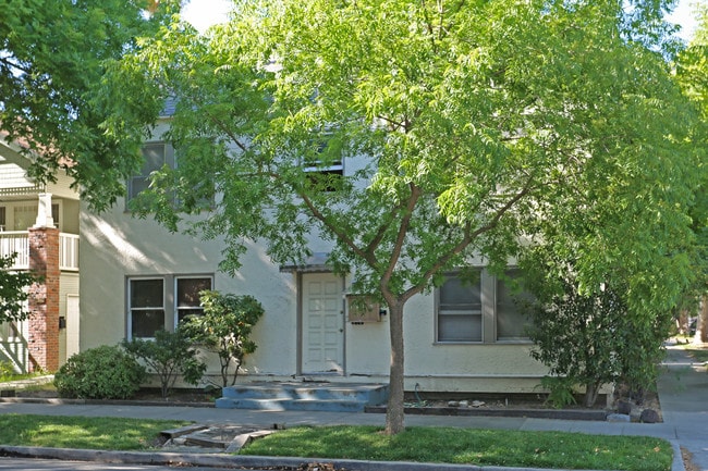 2500 S St in Sacramento, CA - Foto de edificio - Building Photo