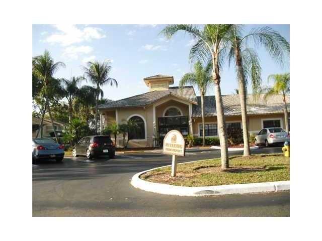 9447 Palm Cir N in Pembroke Pines, FL - Building Photo