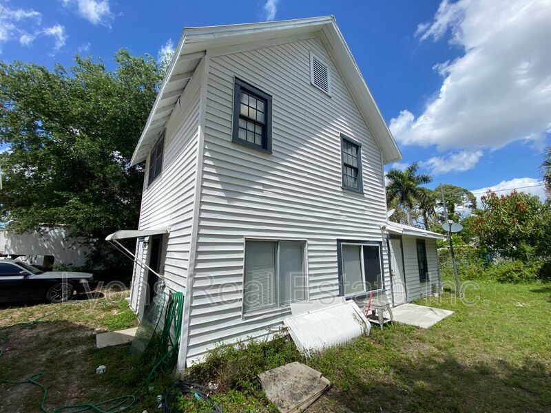 2225 Stella St in Ft. Myers, FL - Building Photo