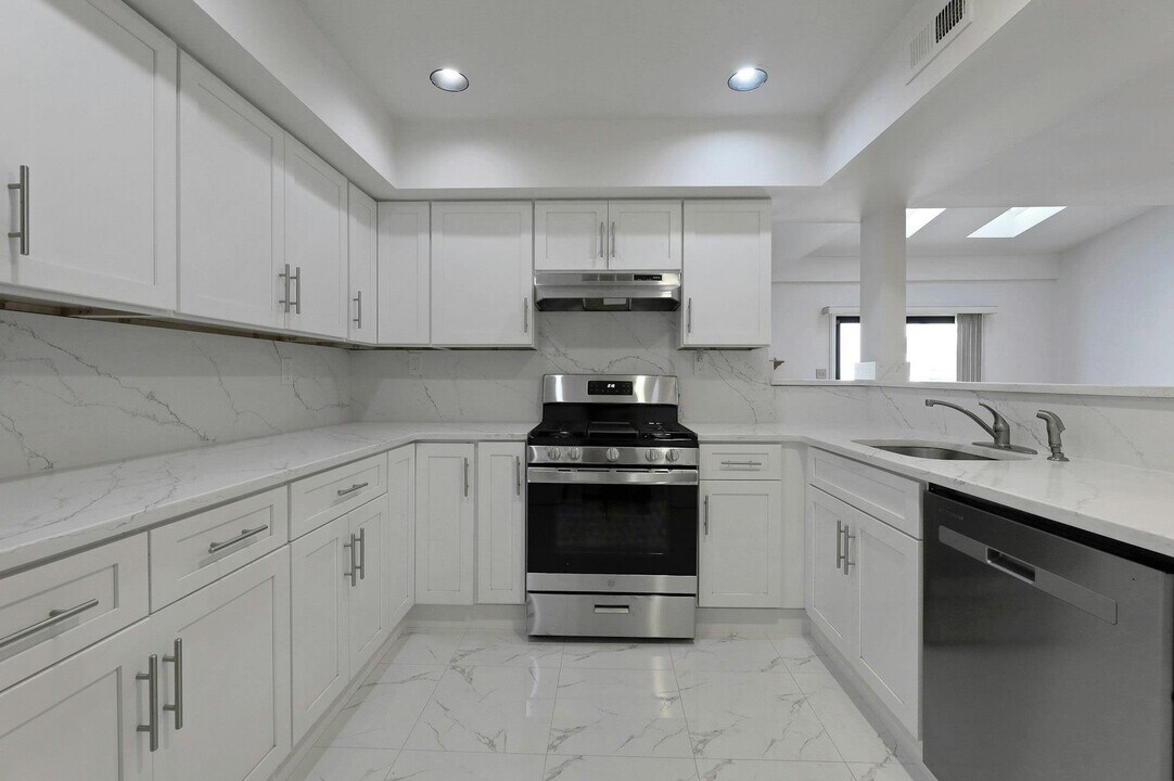 806 Spinnaker Ct in Secaucus, NJ - Foto de edificio