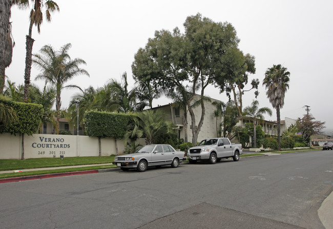 Verano Courtyard Apartments in Santa Barbara, CA - Foto de edificio - Building Photo