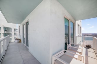1900 N Bayshore Dr in Miami, FL - Building Photo - Building Photo