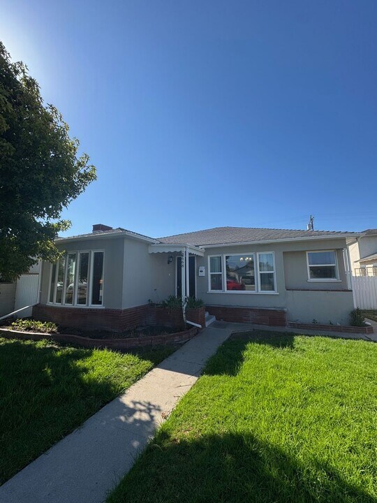 668 W Robert Ave in Oxnard, CA - Building Photo