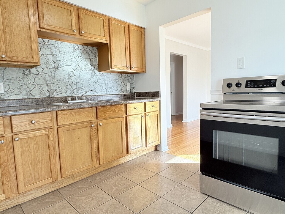 106 Shepherd St E in Windsor, ON - Building Photo