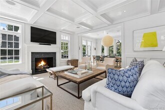 60 Old Town Crossing in Southampton, NY - Building Photo - Building Photo