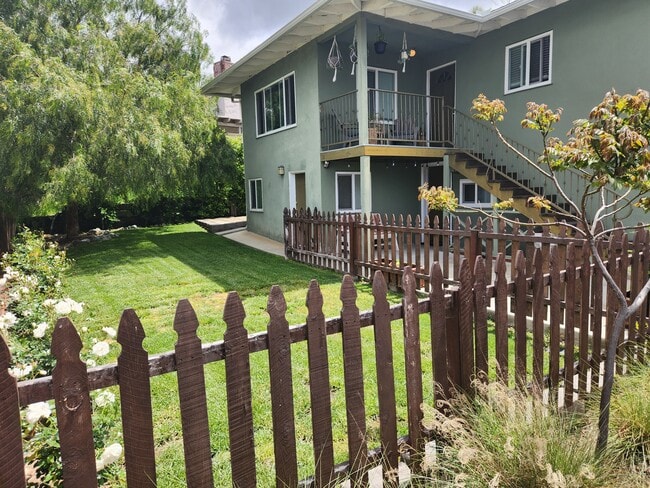 320 Park Ave in Vista, CA - Foto de edificio - Building Photo