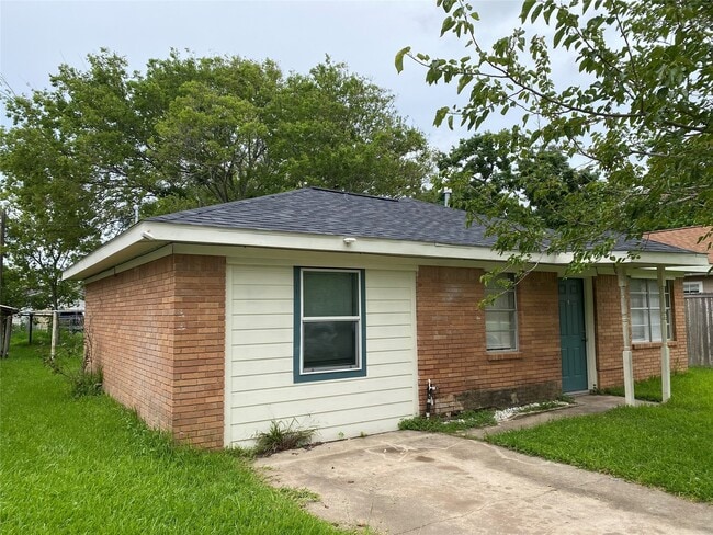 property at 612 N Avenue B