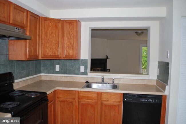 4655 Whitaker Pl in Woodbridge, VA - Building Photo - Building Photo