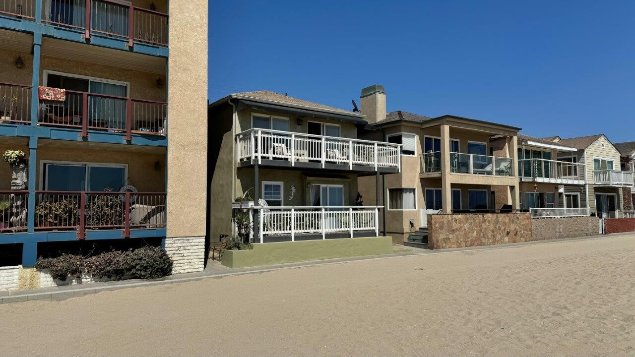 1203 Seal Way in Seal Beach, CA - Building Photo