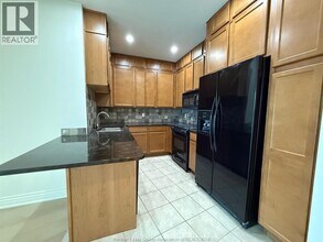 1225 Riverside Dr W in Windsor, ON - Foto de edificio - Building Photo