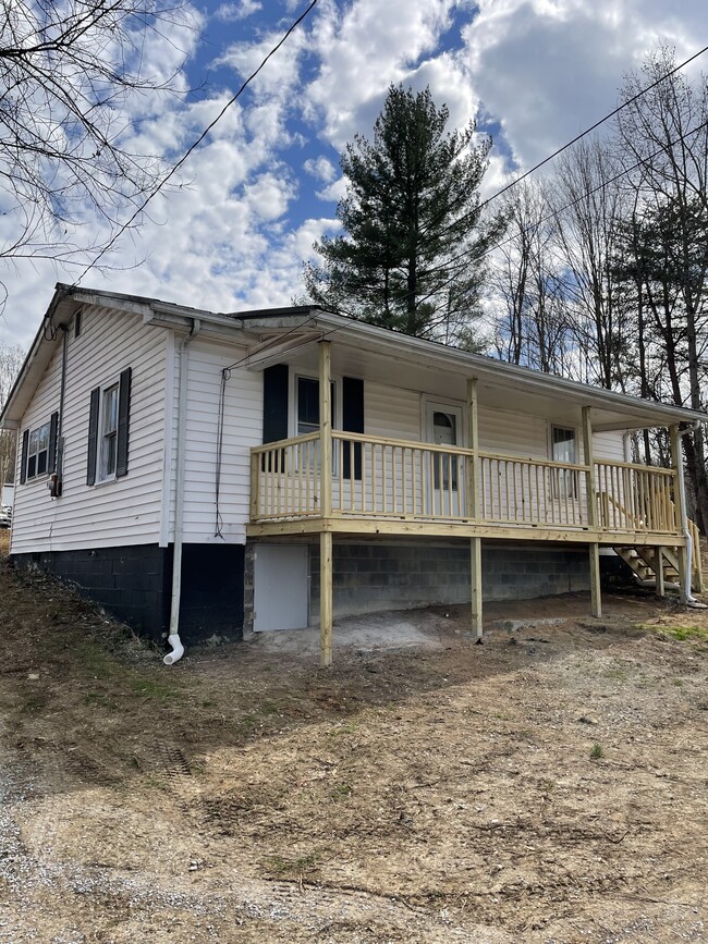 802 E Church St in Greeneville, TN - Foto de edificio - Building Photo