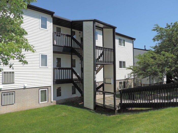 801 Westwinds Dr-Unit -04 in Iowa City, IA - Foto de edificio