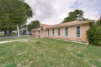 1717 Hillcrest Dr in Irving, TX - Building Photo - Building Photo