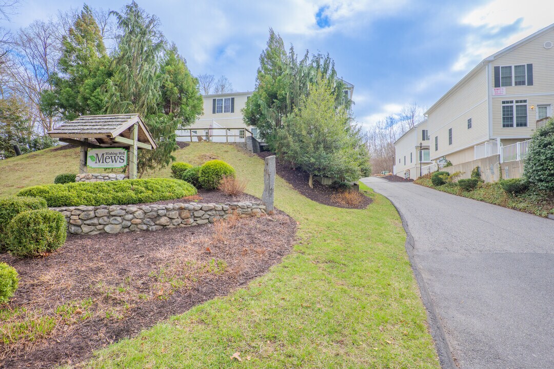 5 Wishing Well Ln in New Milford, CT - Building Photo