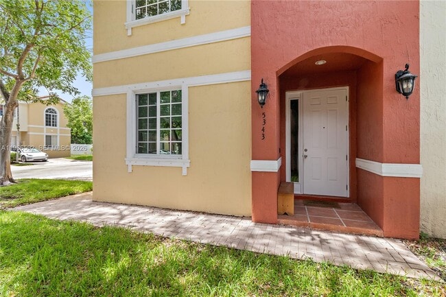 5343 SW 40th Ave in Davie, FL - Building Photo - Building Photo