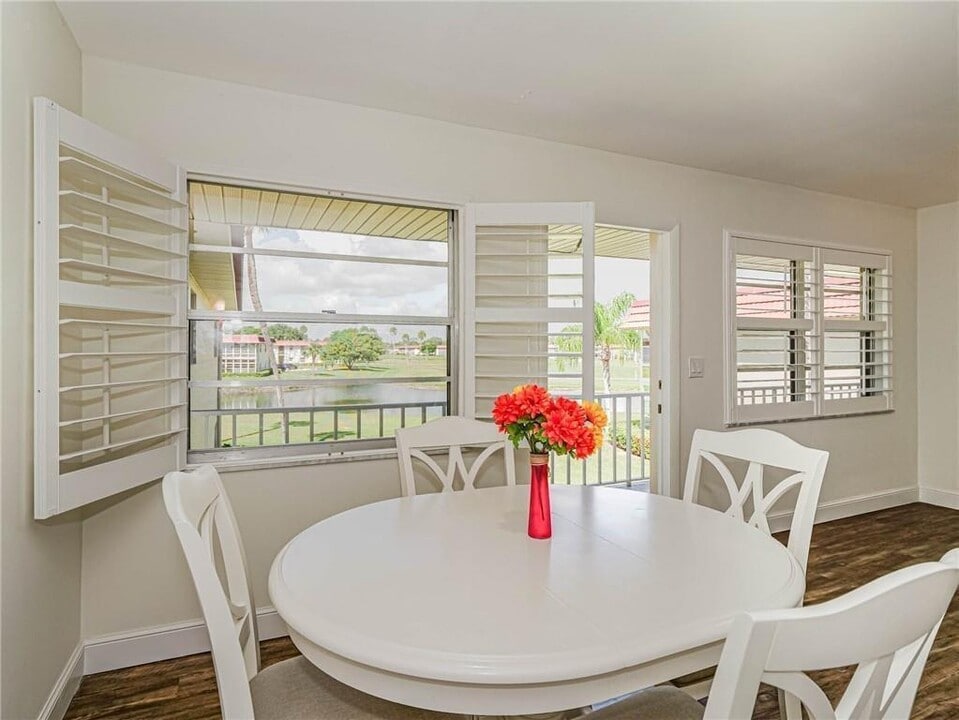 76 Royal Oak Dr in Vero Beach, FL - Foto de edificio