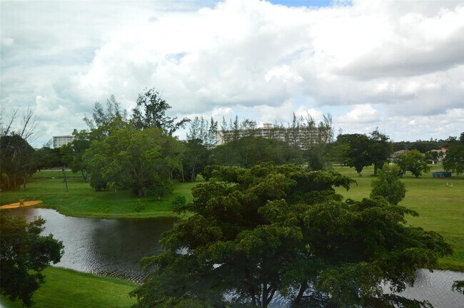 3080 N Course Dr in Pompano Beach, FL - Building Photo - Building Photo