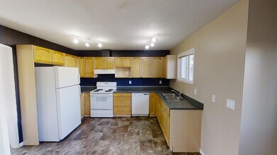 9612-990A 90a St in Grande Prairie, AB - Building Photo - Building Photo