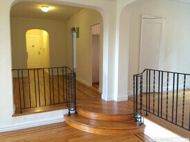 135 W 225th St, Unit 2C in New York, NY - Building Photo