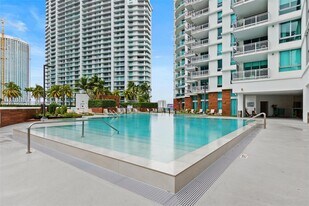 350 S Miami Ave in Miami, FL - Building Photo