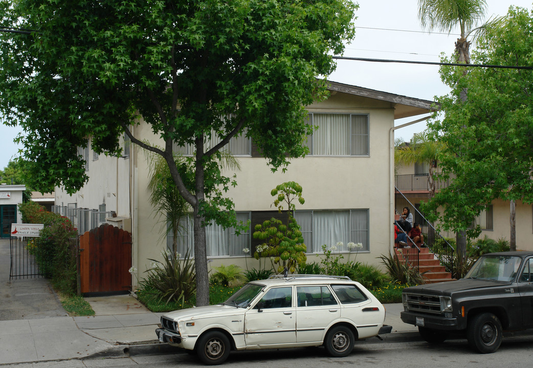 221 W Victoria St in Santa Barbara, CA - Building Photo