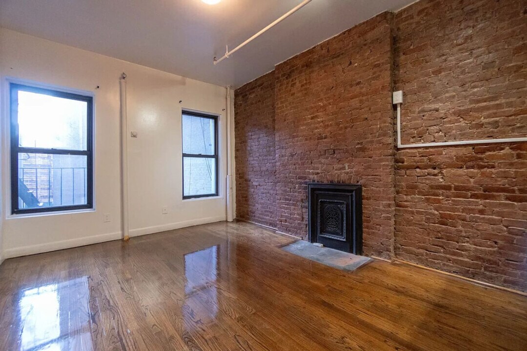 156 W 15th St in New York, NY - Building Photo