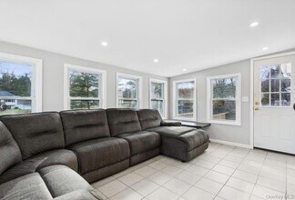 98 Widmer Rd in Wappingers Falls, NY - Foto de edificio - Building Photo