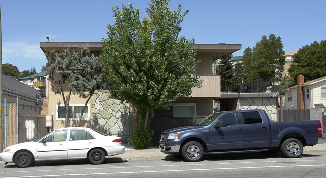 4861 Appian Way in El Sobrante, CA - Building Photo - Building Photo