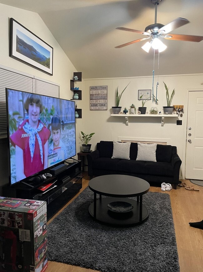 656 Mill St in San Marcos, TX - Building Photo - Building Photo