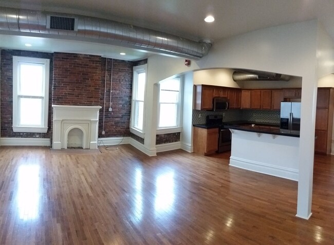2405 Sarah St in Pittsburgh, PA - Foto de edificio - Building Photo