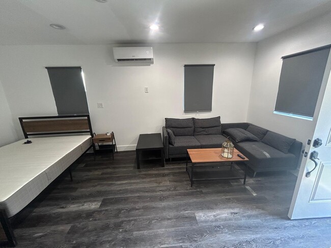 19138 Oxnard St in Los Angeles, CA - Building Photo - Building Photo