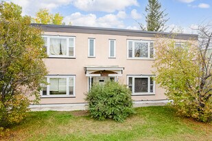 2038 Kensington Rd NW in Calgary, AB - Building Photo