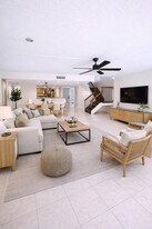 793 NE 206th St in Miami, FL - Building Photo