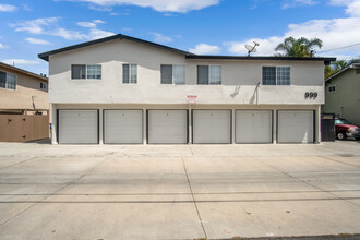 999 Valencia St in Costa Mesa, CA - Building Photo - Building Photo