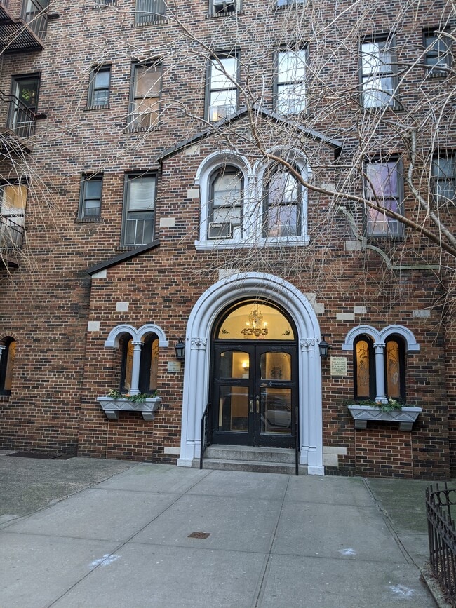 43-33 46th St, Unit A8 in Queens, NY - Foto de edificio - Building Photo