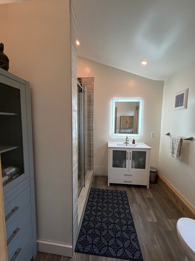 7711 Owensmouth Ave, Unit A in Canoga Park, CA - Building Photo - Building Photo