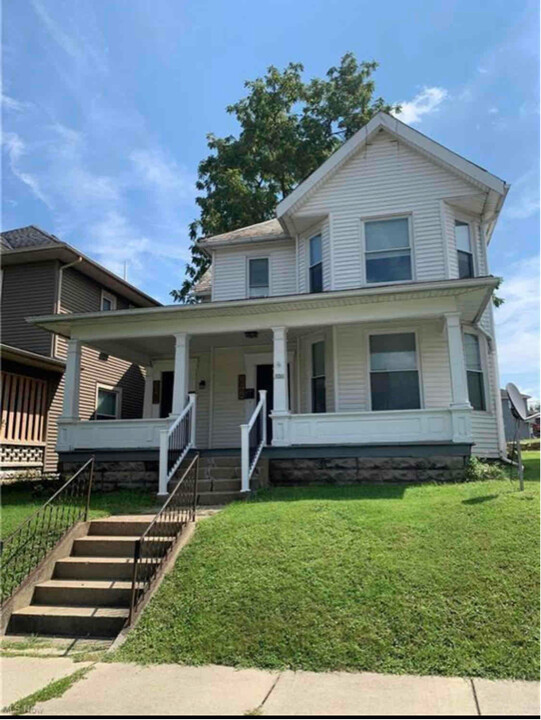 306 N 7th St in Cambridge, OH - Foto de edificio