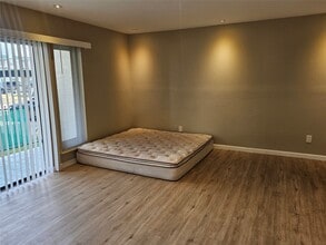 2822 S Bartell Dr in Houston, TX - Building Photo - Building Photo